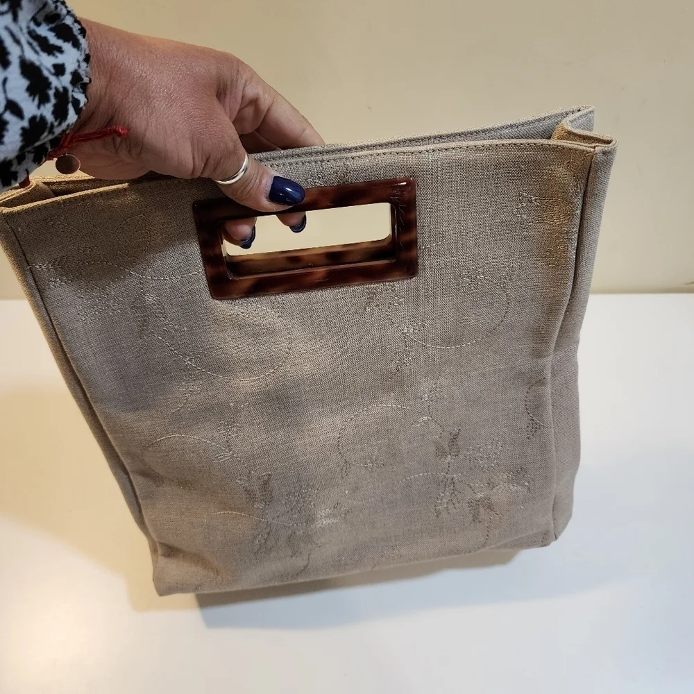 Amada Smith beige embroidered purse Witj Tortoise Shell Handle